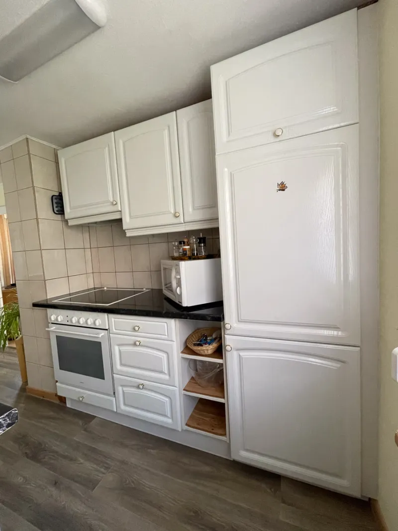 Küchenzeile mit großem Kühlschrank und offenen Regalen