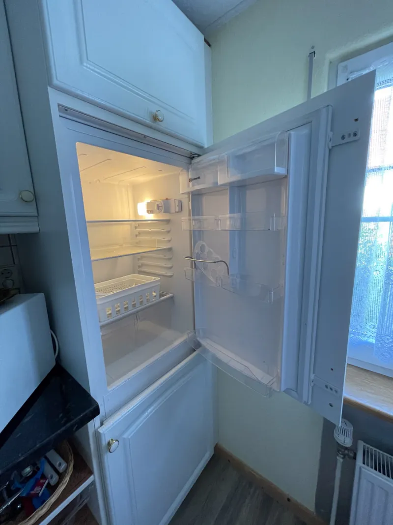 Geräumiger Kühl- und Gefrierschrank in der Küche